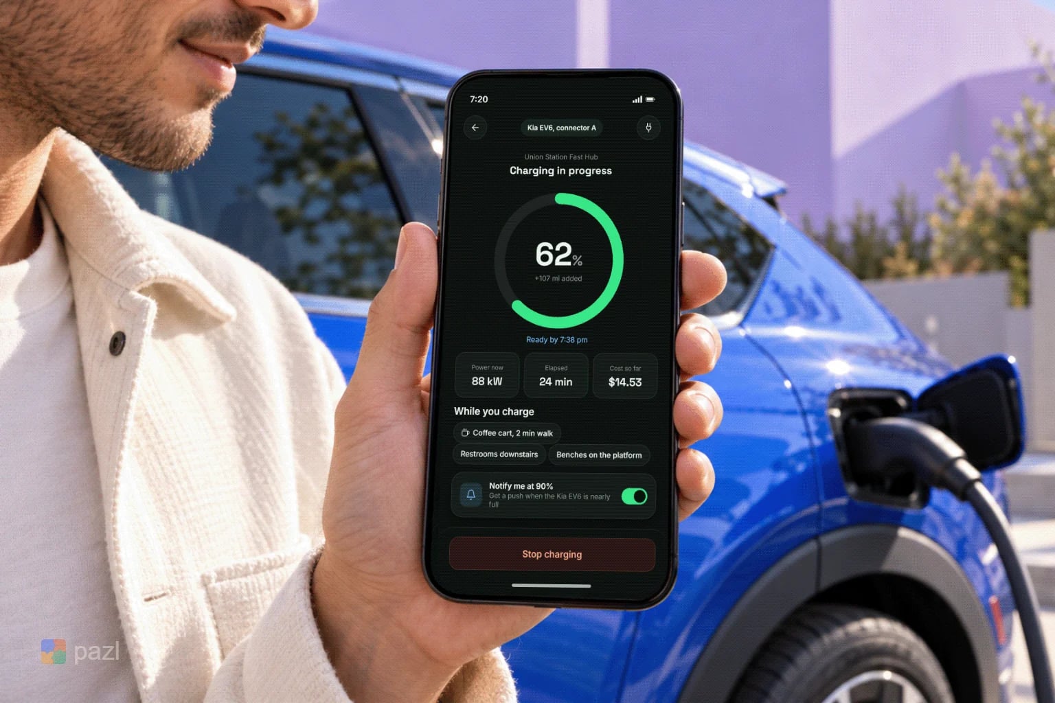 Ein Fahrer hält den Lade-Screen von Voltway neben ein blaues Elektroauto, das gerade lädt